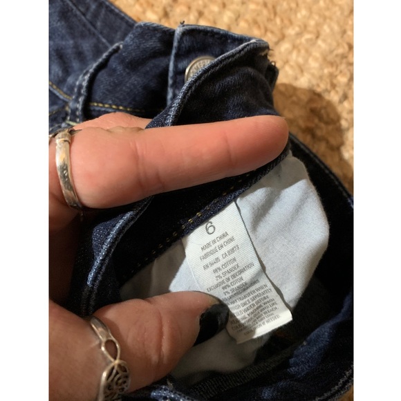 🌼 Dark Wash Low Rise Shorts 🌼 - Picture 3 of 4